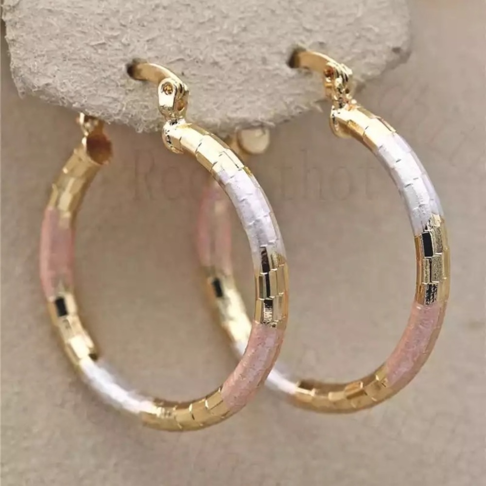 NEW 18k gold plated three tone hoop earrings - Picture 3 of 8